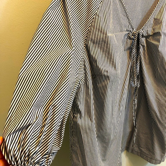 Plus size blue and white deep V-neck blouse. 2X. Tunic length. - Picture 2 of 3